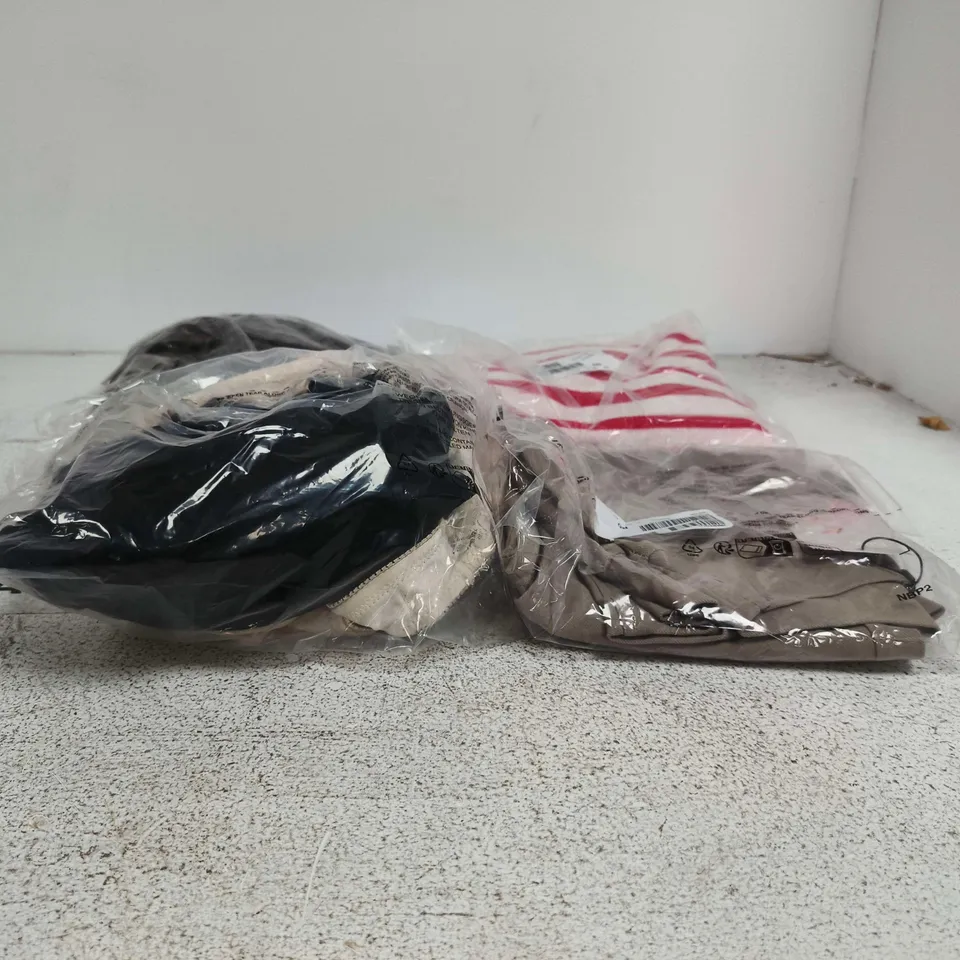 BOX OF APPROXIMATELY 25 ASSORTED CLOTHING ITEMS TO INCLUDE KIM AND CO, D&C, RHONDA SHEAR ETC