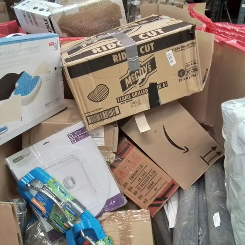 PALLET CONTAINING VARIOUS ASSORTED BOXED HOUSEHOLD ITEMS TO INCLUDE: FLOOR MATS, SPRINKLERS,  SEAT CUSHION, MOUNTING ADAPTER AND LOTS MORE UNMARKED BOXED ITEMS 