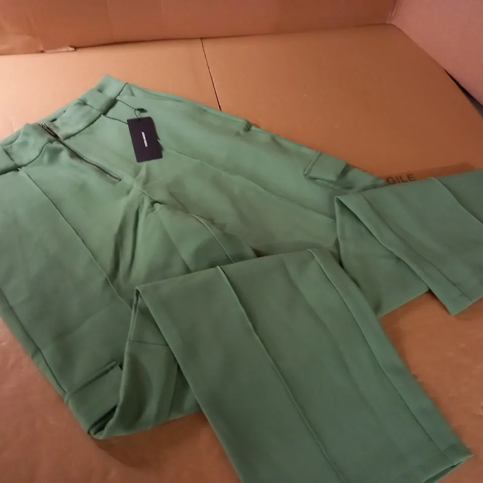 VERO MODA STRAIGHT CARGO TROUSERS IN GREEN - S / 32"