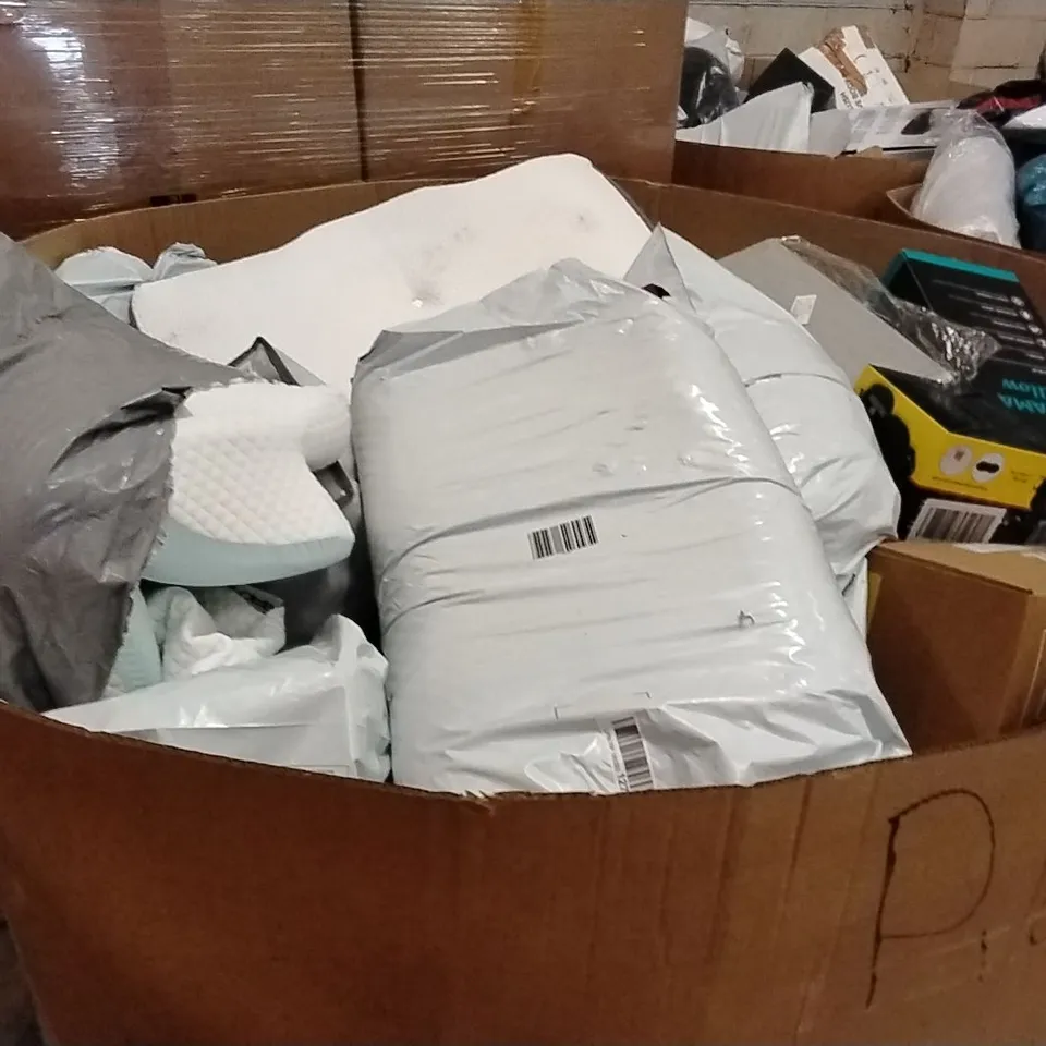 PALLET CONTAINING A LARGE QUANTITY OF PILLOWS