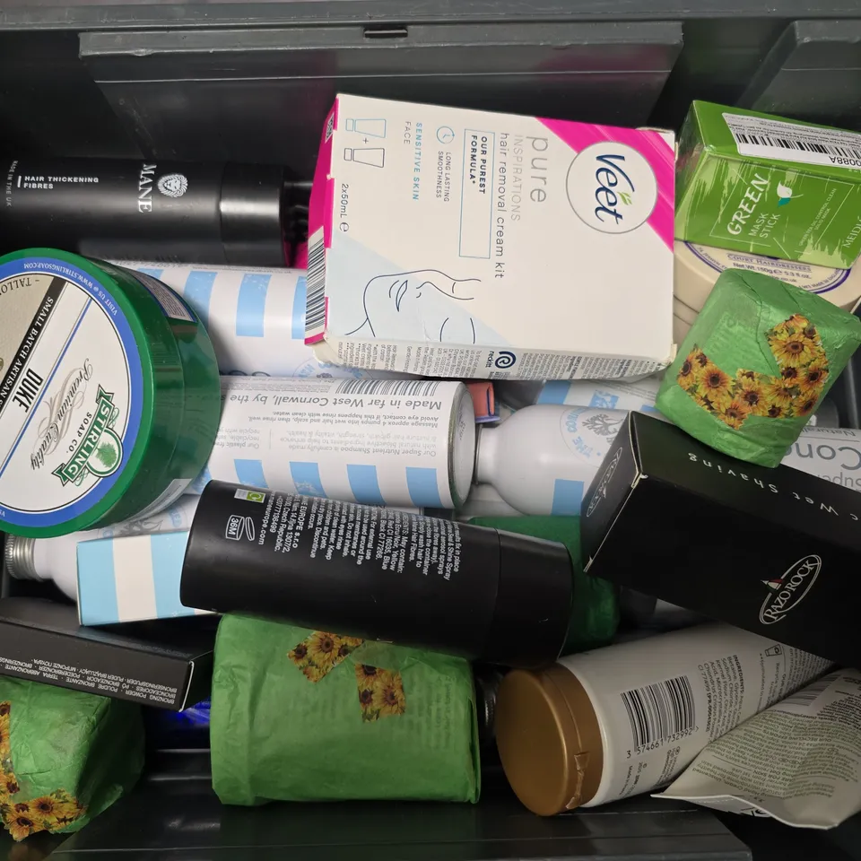 APPROXIMATELY 25 ASSORTED COSMETICS ITEMS TO INCLUDE VEET HAIR REMOVAL CREAM KIT, COCONUT SHAVING CREAM, SUPER NUTRIENT SHAMPOO, ETC
