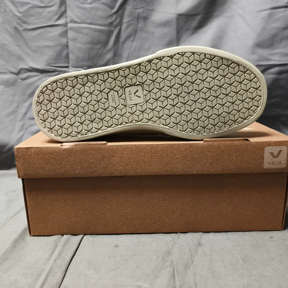 BOXED PAIR OF VEJA TRAINERS IN WHITE SIZE UK 4