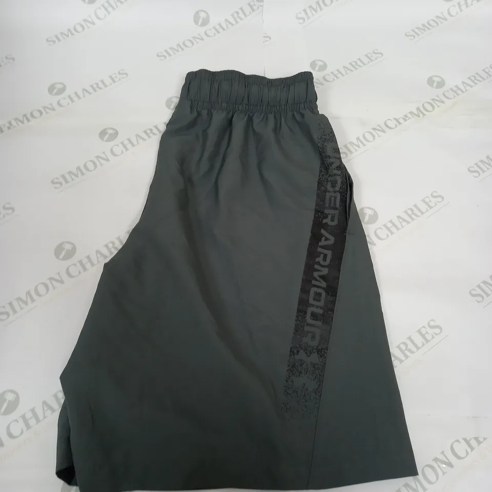 UNDER ARMOUR LOOSE FIT CASUAL SHORTS SIZE M