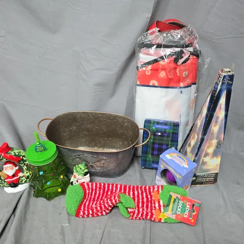 APPROXIMATELY 15 ASSORTED ITEMS TO INCLUDE TO INCLUDE LED PYRAMID, CRIMBO SOCKS, HIP FLASK, ETC - COLLECTION ONLY