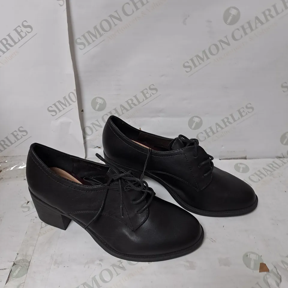APPROXIMATELY 10 PAIRS OF GEORGE FABULOUS FOOTWEAR BLOCK HEEL SUIT SHOE IN BLACK 