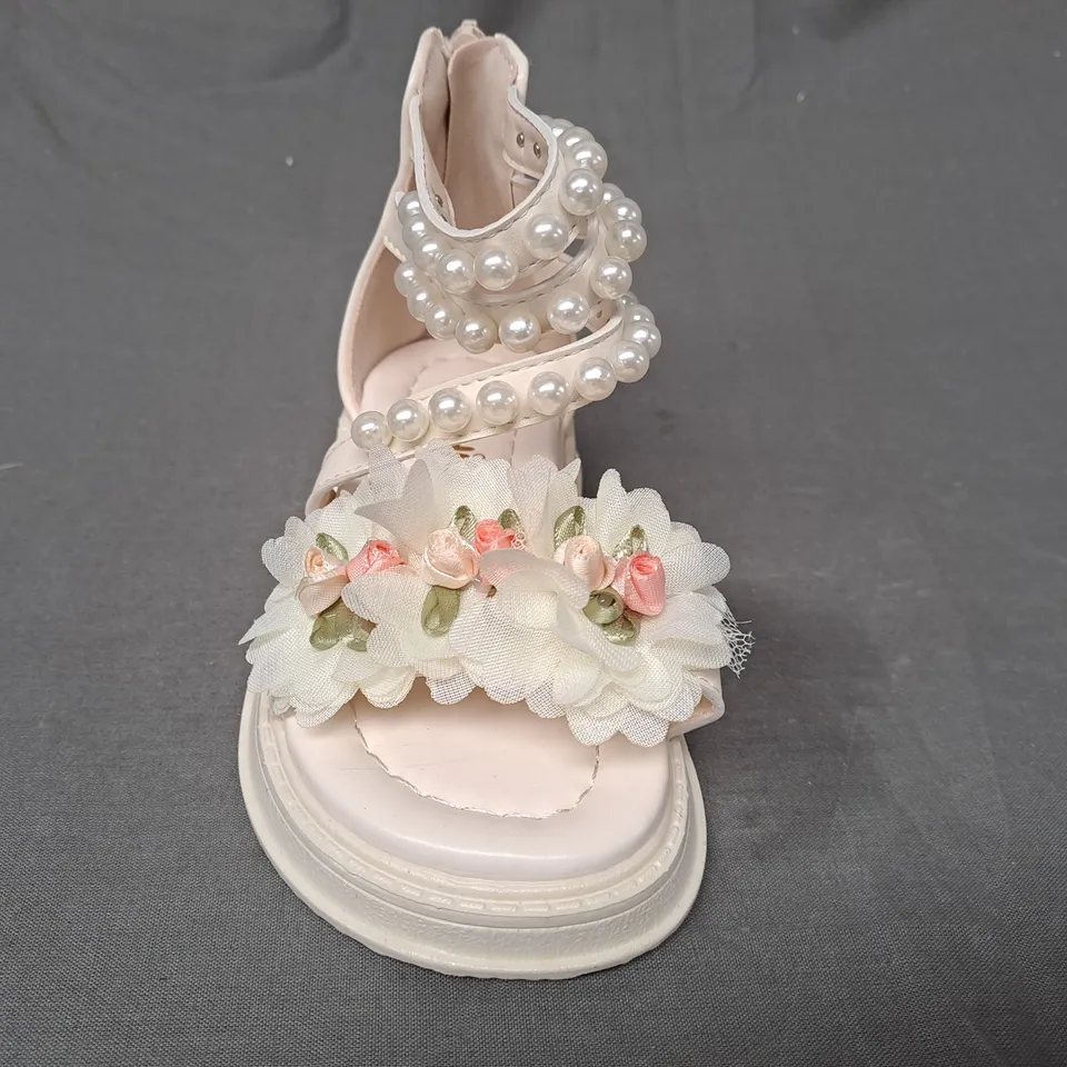 BOXED PAIR OF FASHION KIDS OPEN TOE SANDALS IN BEIGE W. FLORAL DETAIL EU SIZE 26