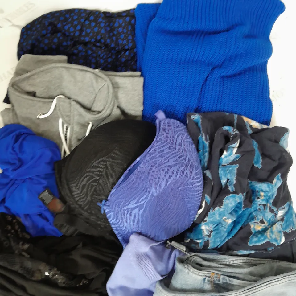 BOX OF APPROXIMATELY 25 ASSORTED CLOTHING ITEMS TO INCUDE - DRESSES, LINGERIE, JEANS ETC