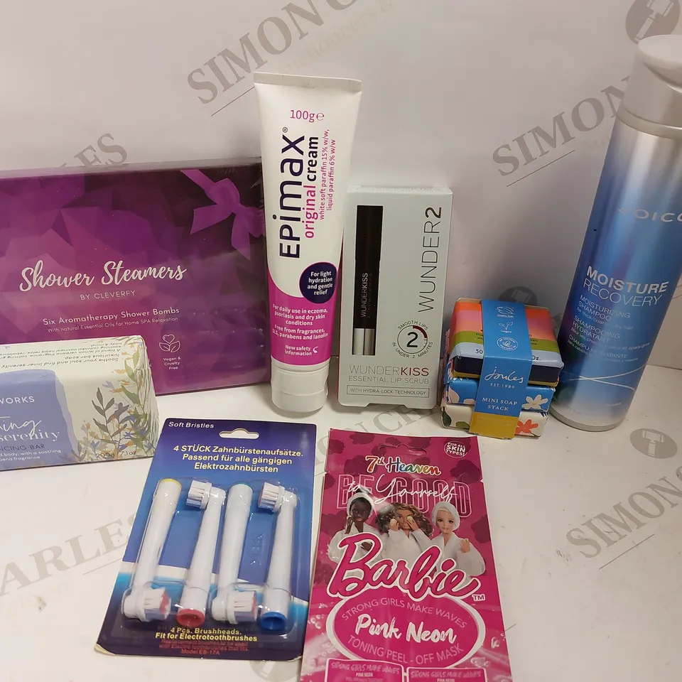 BOX OF APPROX 20 COSMETIC ITEMS TO INCLUDE SHOWER STEAMERS SHOWER BOMBS, WUNDER2 LIP SCRUB, JOICO MOISTURE RECOVERY SHAMPOO