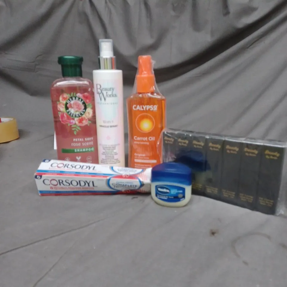 APPROXIMATELY 20 ASSORTED COSMETIC PRODUCTS TO INCLUDE HERBAL ESSENCES SHAMPOO, CORSODYL TOOTHPASTE, AND CALYPSO CARROT OIL