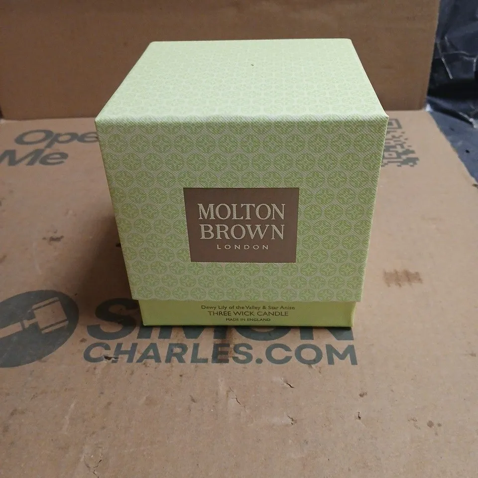 MOLTON BROWN LONDON THREE WICK CANDLE – DEWY LILY OF THE VALLEY & STAR ANISE (480 G)