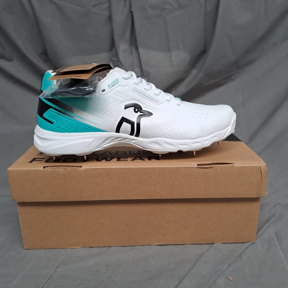 BOXED PAIR OF KOOKABURA FOOTWEAR KC 3.0 SPIKE SHOES IN AQUA/WHITE SIZE 9