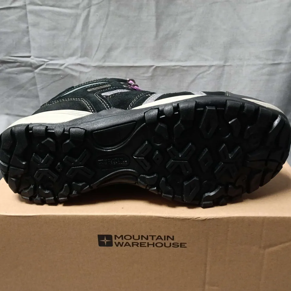BOXED PAIR OF MOUNTAIN WAREHOUSE DIRECTION WOMENS WIDE FIT WATERPROOD WALKING BOOT IN GREY - UK 6