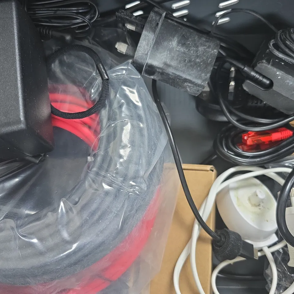 APPROXIMATELY 8 ASSORTED HOUSEHOLD ELECTRICAL ITEMS TO INCLUDE REMOTES AND VARIOUS CABLES, ETC