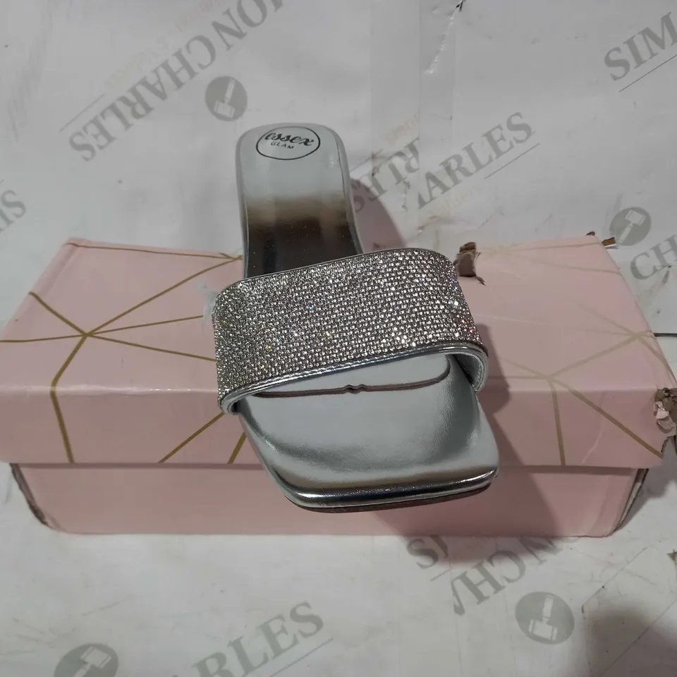BOXED PAIR OF ESSEX GLAM LOW HEELED SANDALS IN METALLIC SILVER W. JEWEL EFFECT UK SIZE 5