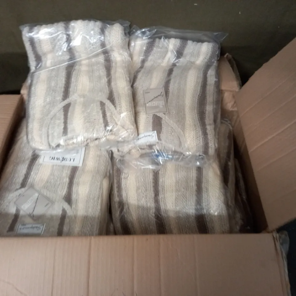 LOT OF APPROXIATELY 18 AS NEW TEXTURED KNIT STRIPED JUMPERS IN NATURAL - SIZE UNSPECIFIED