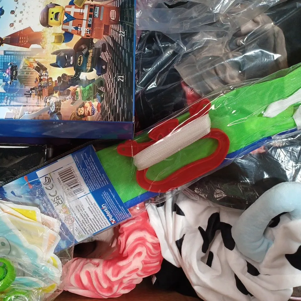 BOX OF APPROXIMATELY 20 ASSORTED TOYS AND GAMES TO INCLUDE SPRAY WATER + SPACE UFO 2-IN-1, SAVE PENGUINS GAME, ETC