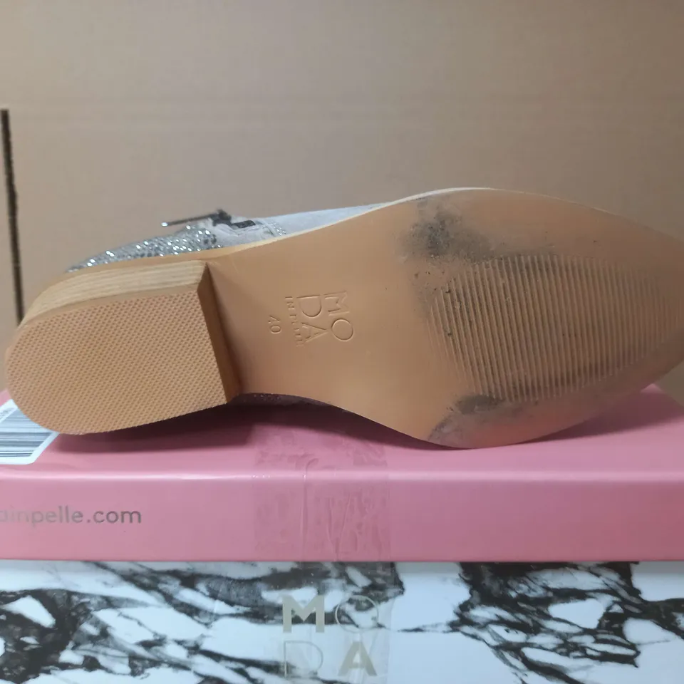 BOXED MODA IN PELLE LIGHT GREY HEEL BOOTS - UK 7