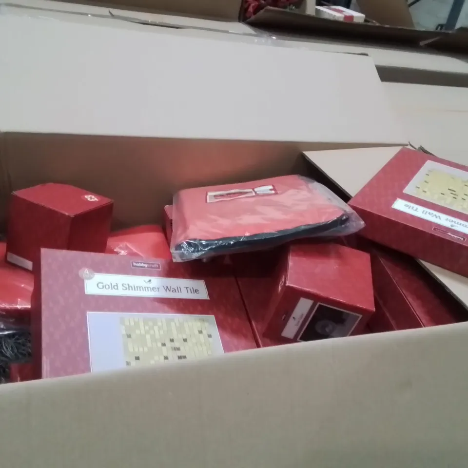 PALLET CONTAINING A LARGE QUANTITY OF ASSORTED CHRISTMAS DECORATIONS AND PRODUCTS TO INCLUDE;GOLD SHIMMER WALL TILE,SNOW GLOBE,CHRISTMAS WREATH STORAGE BAG