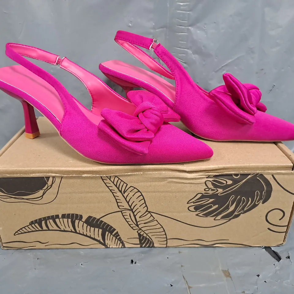 BOXED PAIR OF UNBRANDED POINTED TOE HEELED SLINGBACK SANDALS IN FUCHSIA W. BOW DETAIL SIZE EU 38