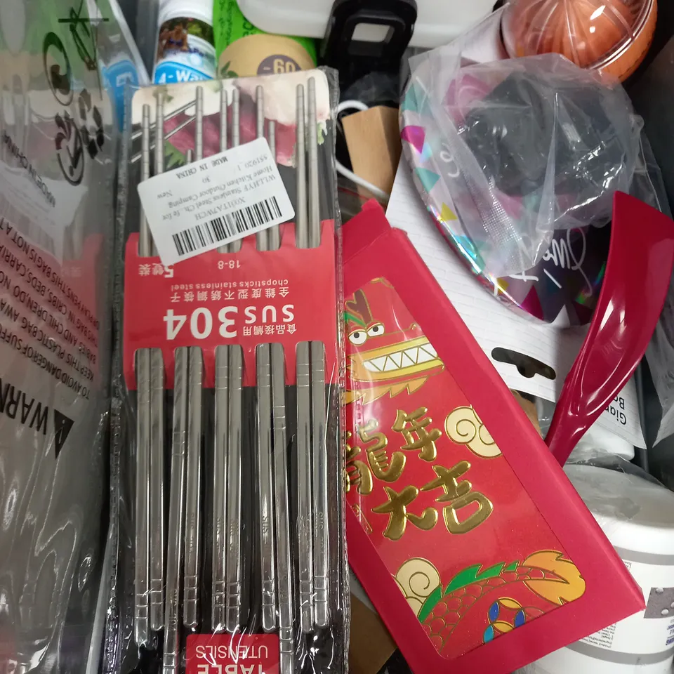 BOX OF APPROXIMATELY 15 ASSORTED ITEMS TO INCLUDE - CHOP STICKS, CHINESE ENVELOPES, BRICK LINE ETC