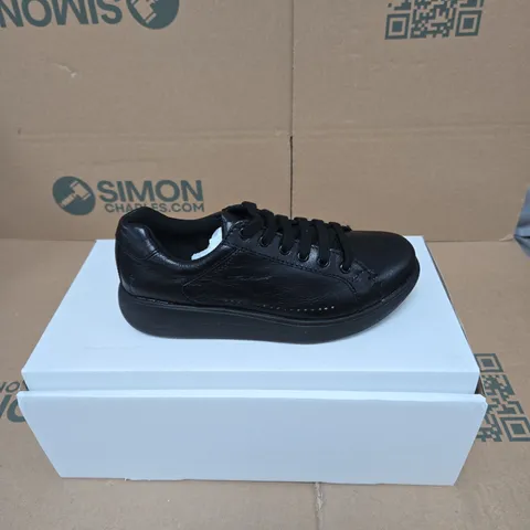 STRIVE DAKOTA LACE UP TRAINERS BLACK UK 3 BOXED