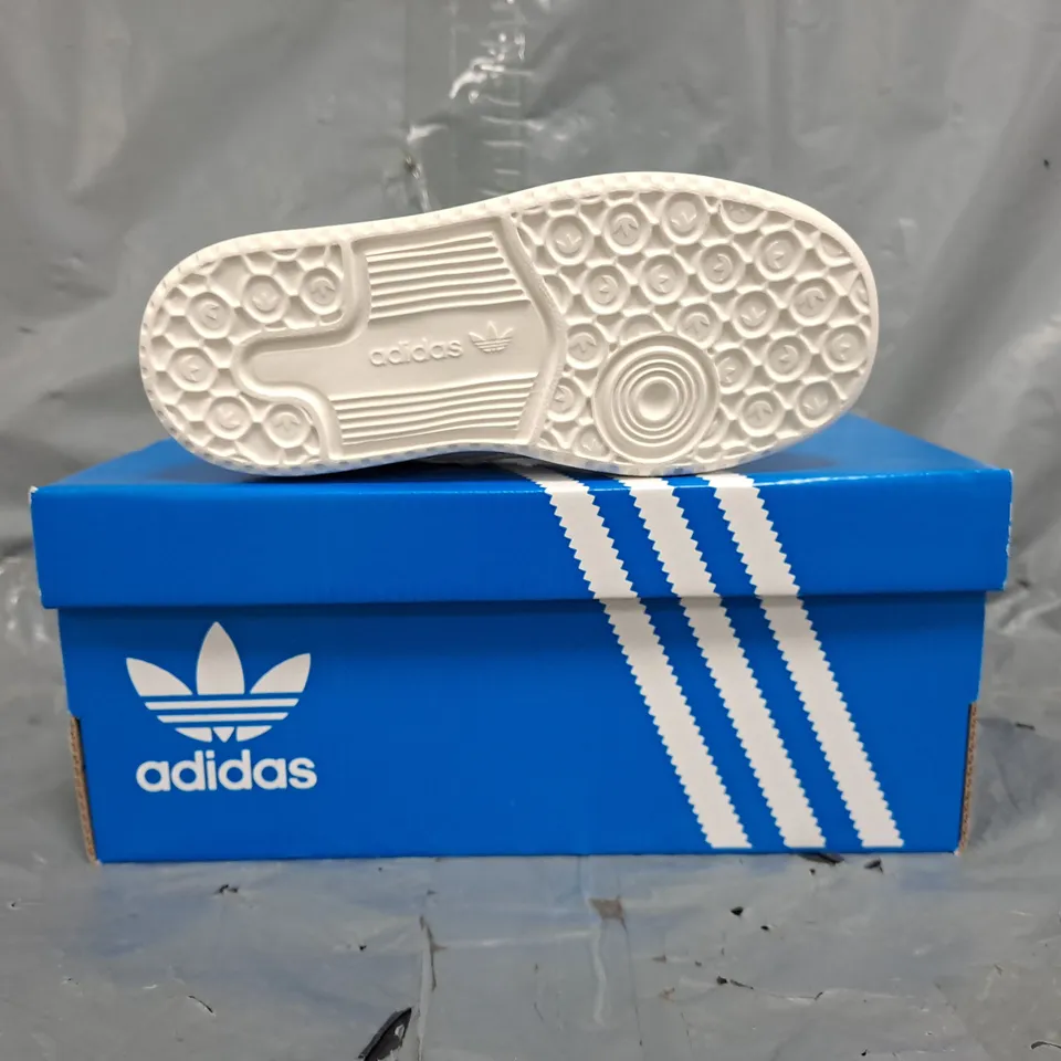 BOXED PAIR OF ADIDAS FORUM LOW INFANT SHOES IN WHITE/BLUE SIZE UK 8