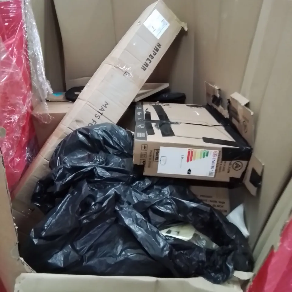 PALLET OF ASSORTED HOUSEHOLD GOODS AND PRODUCTS TO INCLUDE; COOKER HOOD, BADMINTON RACKETS, TOY GAMES, WHITE DOLL BUNK BED, BOXED FURNITURE ETC