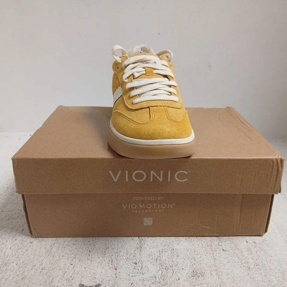 BOXED PAIR OF VIONIC CITY WALK TRAINERS IN DIJON/WHITE SIZE UK 7