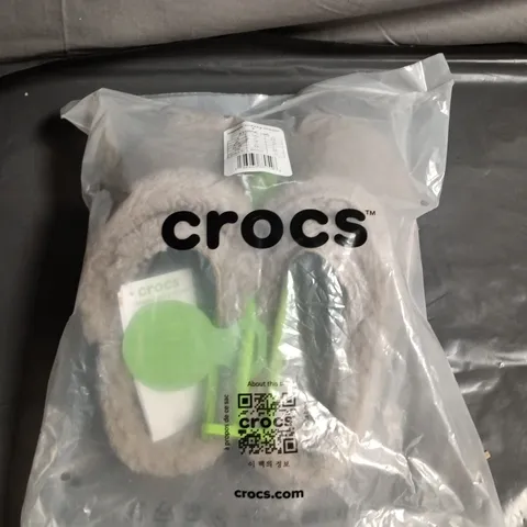 CROCS CLASSIC COZZY SLIPPERS – UK SIZE J3