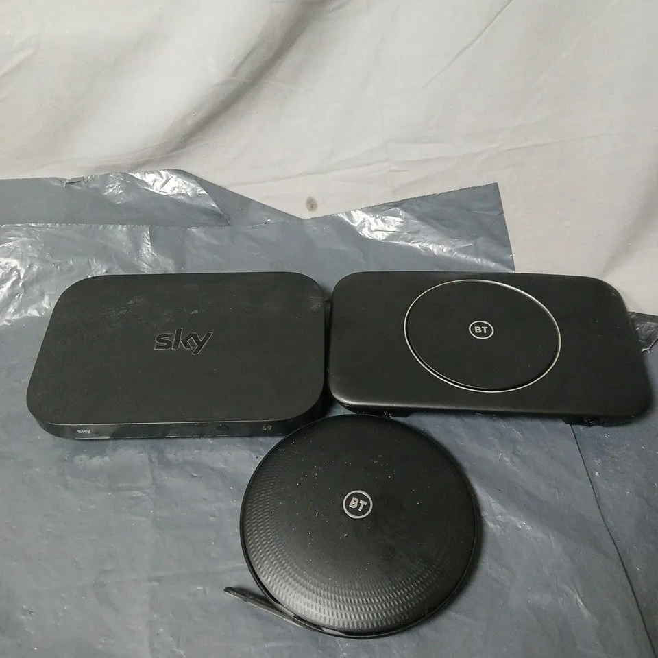 APPROXIMATELY 12 ASSORTED ITEMS TO INCLUDE ROUTERS, PLUGS ETC