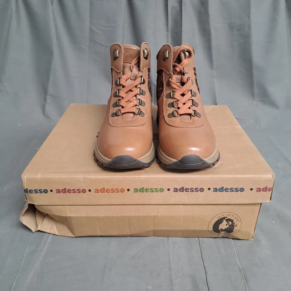 BOXED PAIR OF ADESSO BOOTS IN BROWN & ANIMAL PRINT COLOUR SIZE 3