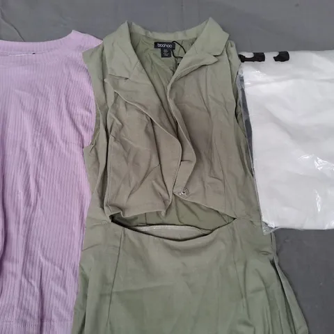 BOX OF APPROXIMATELY 20 ASSORTED CLOTHING & FASHION ITEMS IN VARIOUS STYLES AND SIZES TO INCLUDE RIVER ISLAND, BOOHOO, ETC