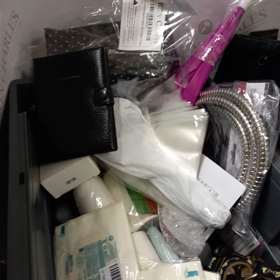 ASSORTED HOUSEHOLD ITEMS 