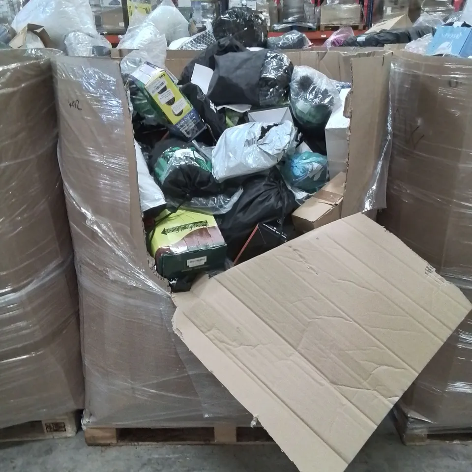 PALLET CONTAINING A LARGE ASSORTMENT OF GARDEN HOSES - BRANDS MAY VARY