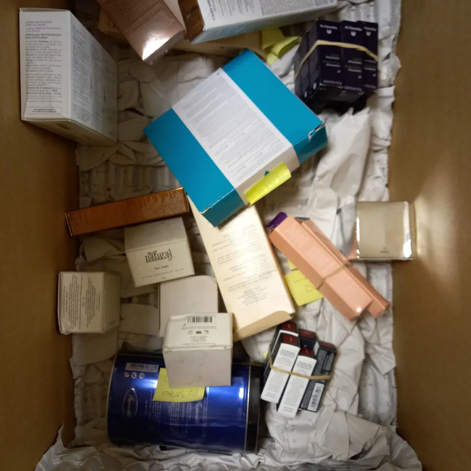 BOX OF 25 ASSORTED BEAUTY PRODUCTS & GIFT SETS TO INCLUDE AMELIORATE SKIN SET, LANCASTER FACE BRONZER, NATURAL DEODORANT BALM ETC 