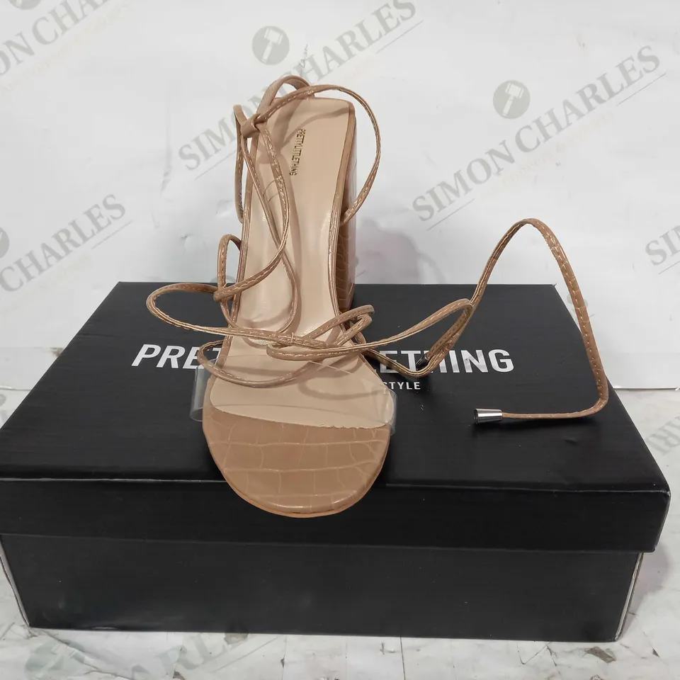 BOXED PAIR OF PRETTY LITTLE THING BLOCK HEEL STRAPPY TEXTURED SANDALS IN TAN UK SIZE 6