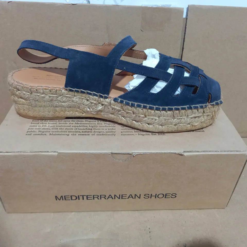 BOXED PAIR OF NAGUISA SANDALS IN NAVY EU SIZE 41