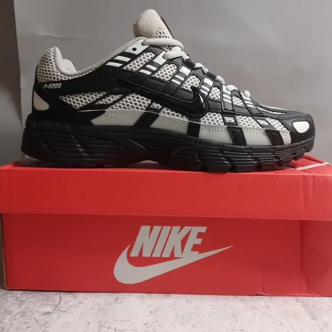 BOXED PAIR OF NIKE P-6000 TRAINERS IN GREY/BLACK SIZE UK 8