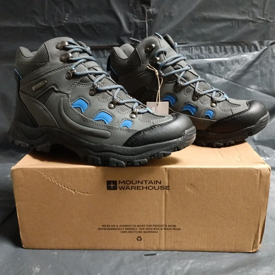 BOXED PAIR OF MOUNTAIN WAREHOUSE ADVENTURER WATERPROOF HIKING BOOTS IN GREY SIZE UK 9.5