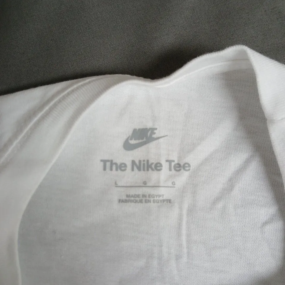 NIKE TEE – WHITE – THE NIKE TEE – SIZE L