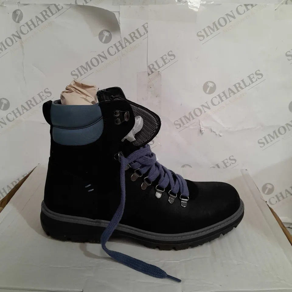 BOXED PAIR OF ADESSO WATERPROOF WALKING BOOTS SIZE 7