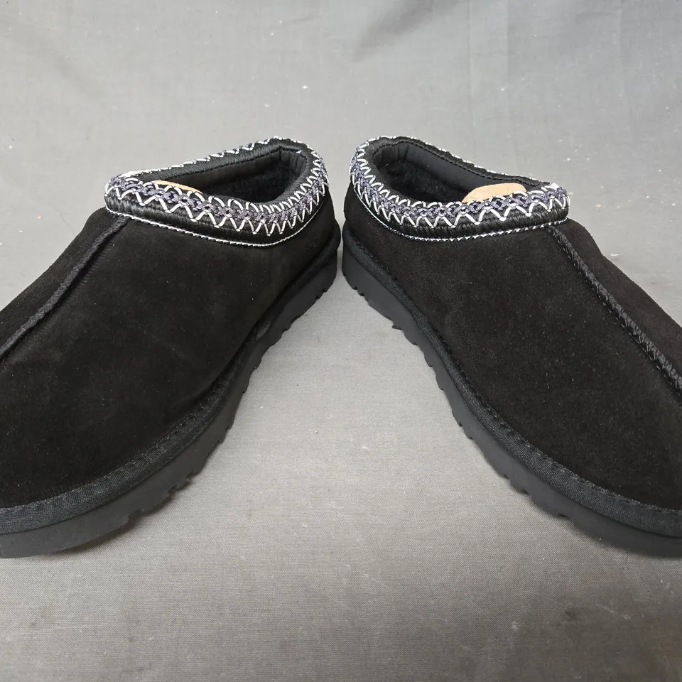 PAIR OF UGG WOMEN'S TASMAN SHOES IN BLACK UK SIZE 6.5