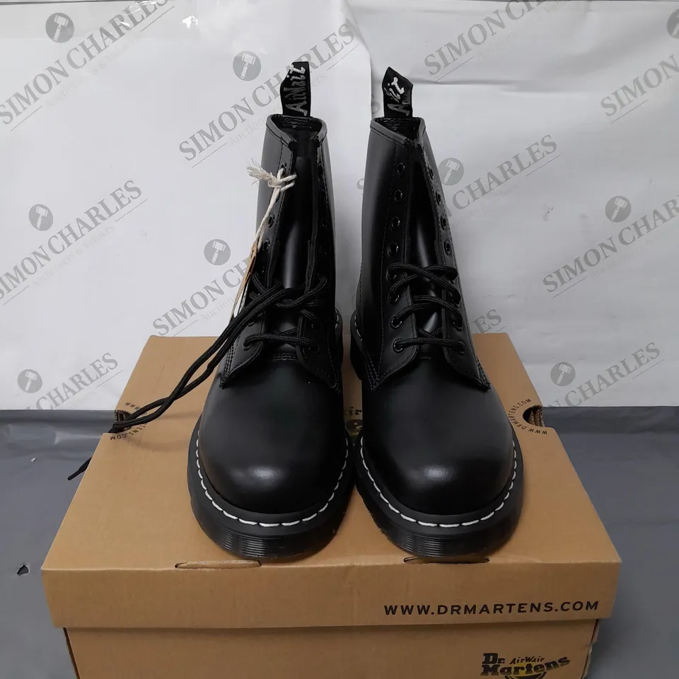 DR MARTENS UNISEX BLACK LACE UP BOOTS SIZE 9