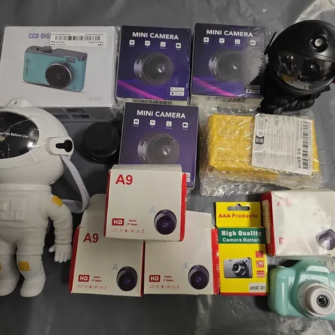 LOT OF APPROXIMATELY 14 ASSORTED ITEMS TO INCLUDE MINI CAMERAS, AND SPACE THEMED PROJECTORS