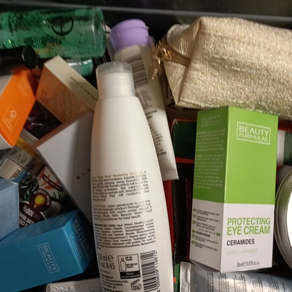 APPROXIMATELY 20 ASSORTED COSMETIC ITEMS TO INCLUDE COLGATE, DENSIFOL, ETC - COLLECTION ONLY