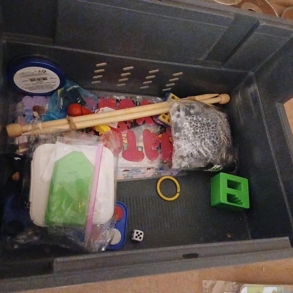 LARGE QUANTITY OF ASSORTED TOYS AND ACCESSORIES TO INCLUDE; MODIGLIANI PLAYING CARDS, DINO LAB, NEE DOH JELLY HOPS AND MINI STAR WARS FIGURES