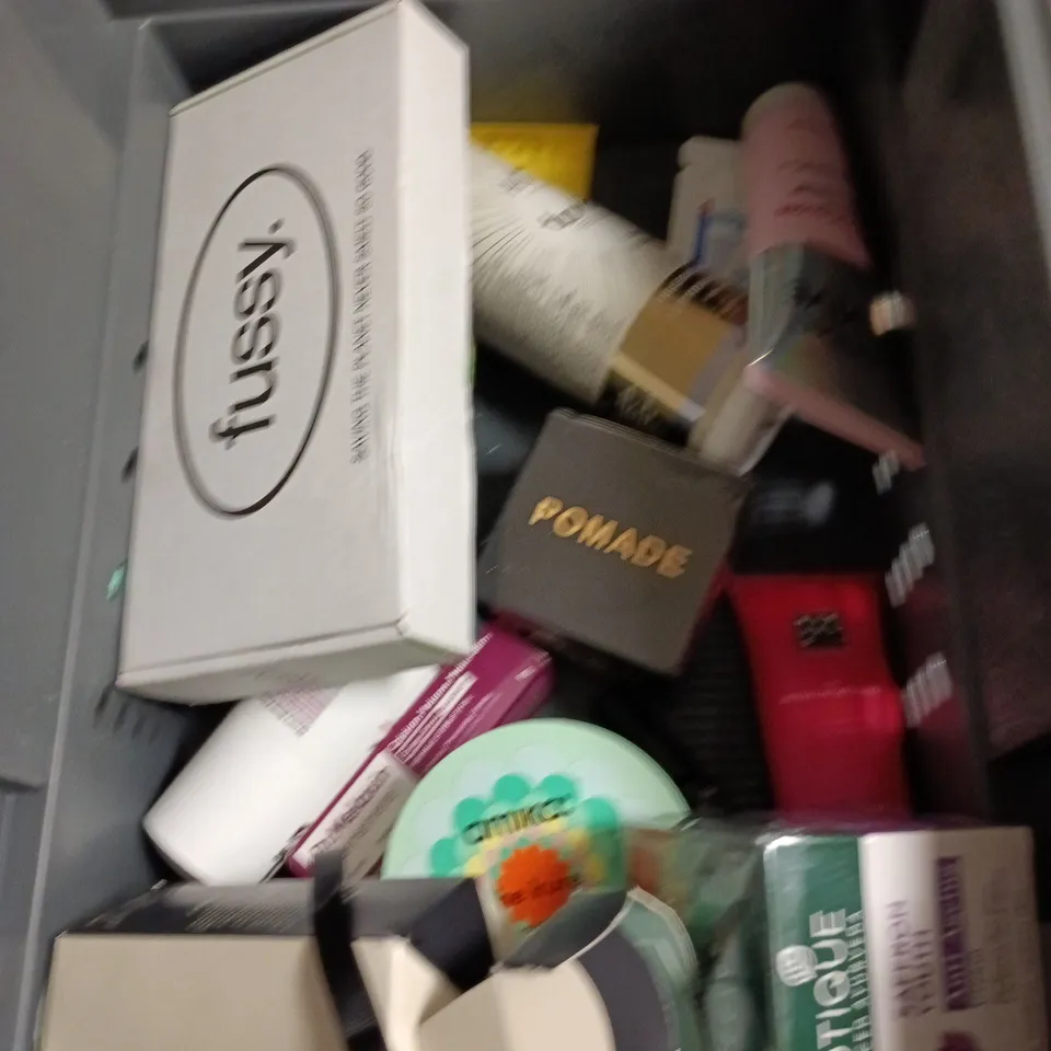 APPROXIMATEY 20 ASSORTED HEALTH AND BEAUTY PRODUCTS TO INCLUDE - FAITH IN NATURE BODY WASH - TRESEMME COLOUR SHAMPOO AND GARNIER COCOA BUTTER HAIR FOOD