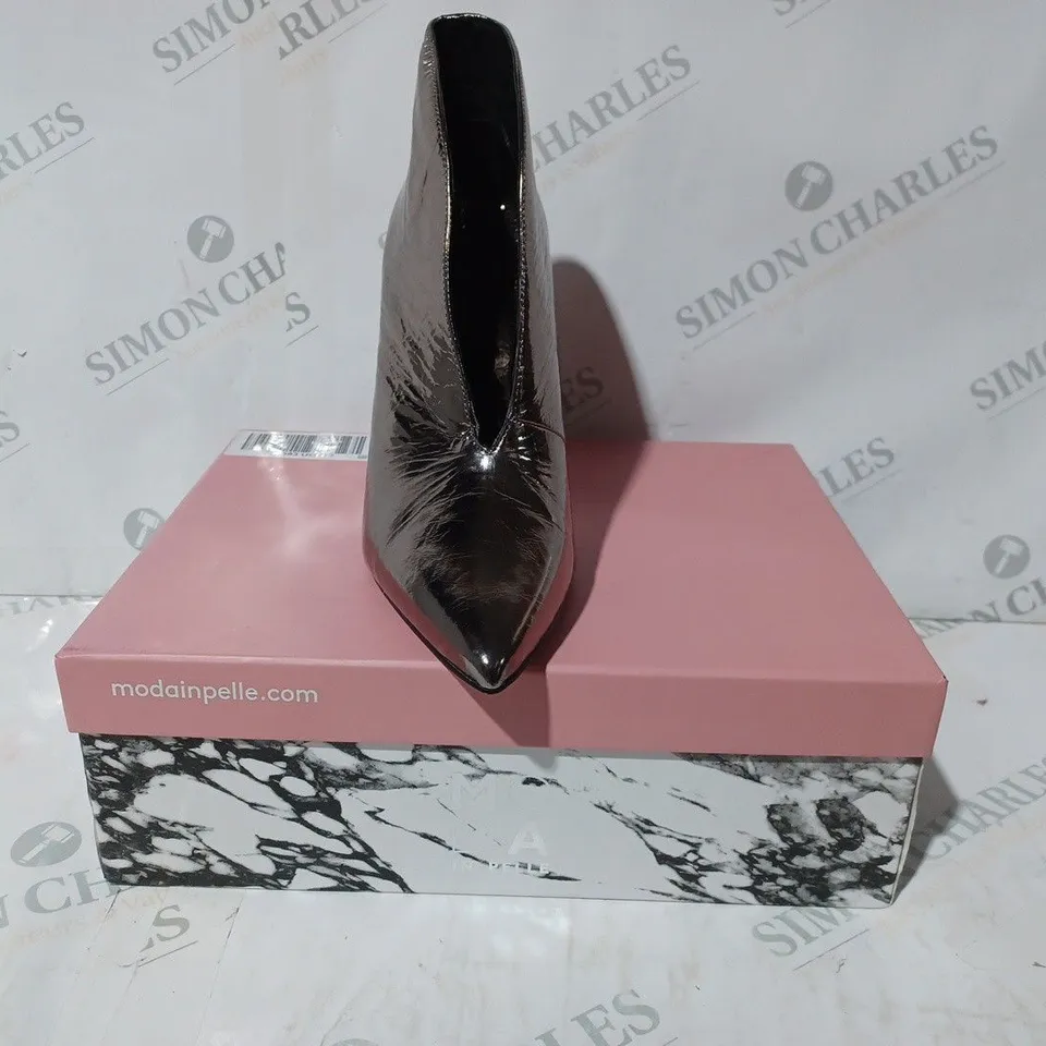 BOXED PAIR OF MODA IN PELLE WELDI BOOTS IN METALLIC GOLD COLOUR SIZE 7