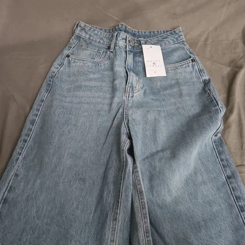 DAISY STREET DENIM SHORTS – LIGHT WASH, UK 8