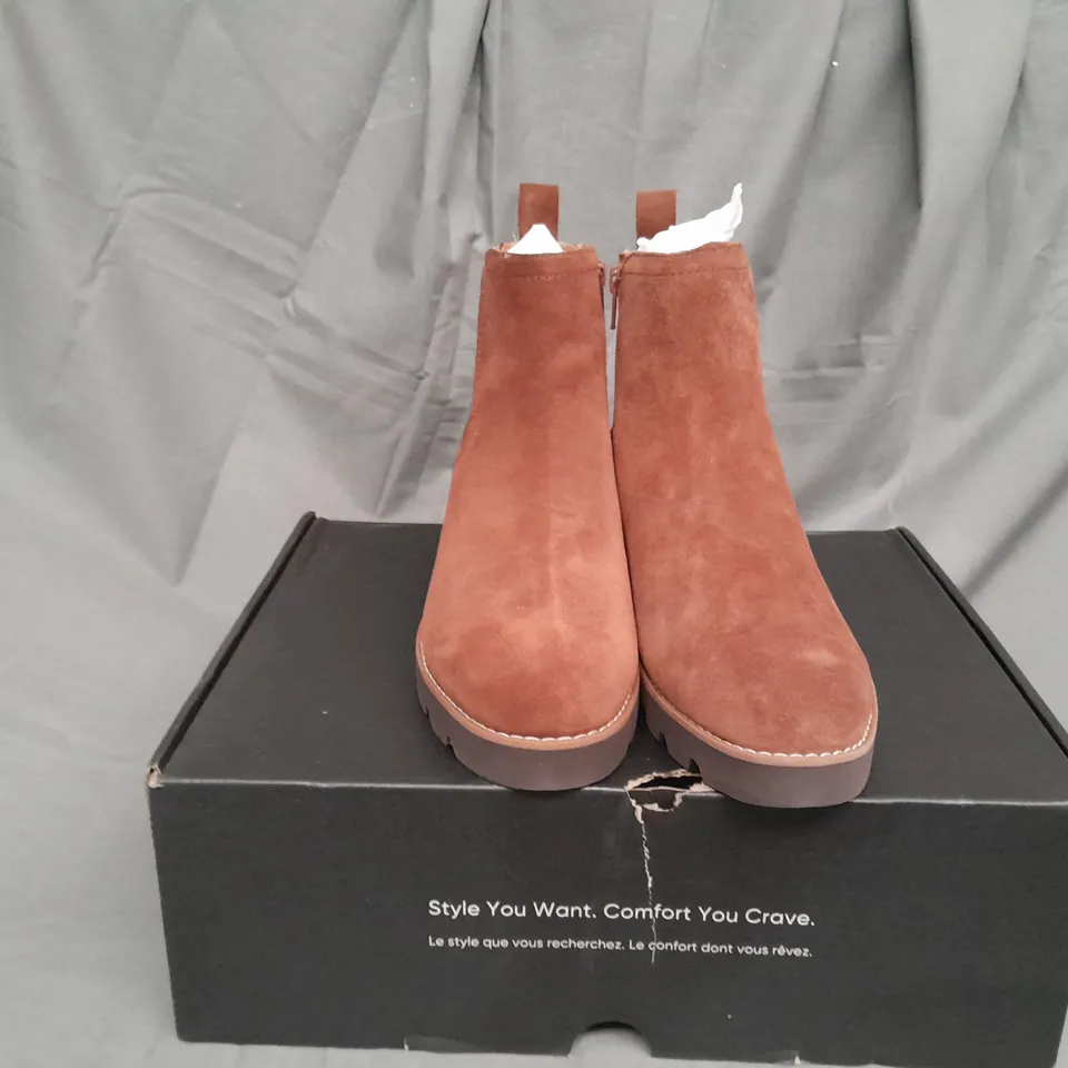 BOXED PAIR OF VIONIC CHARM BRIGHTON CHELSEA BOOTS IN TAN SIZE 4.5 